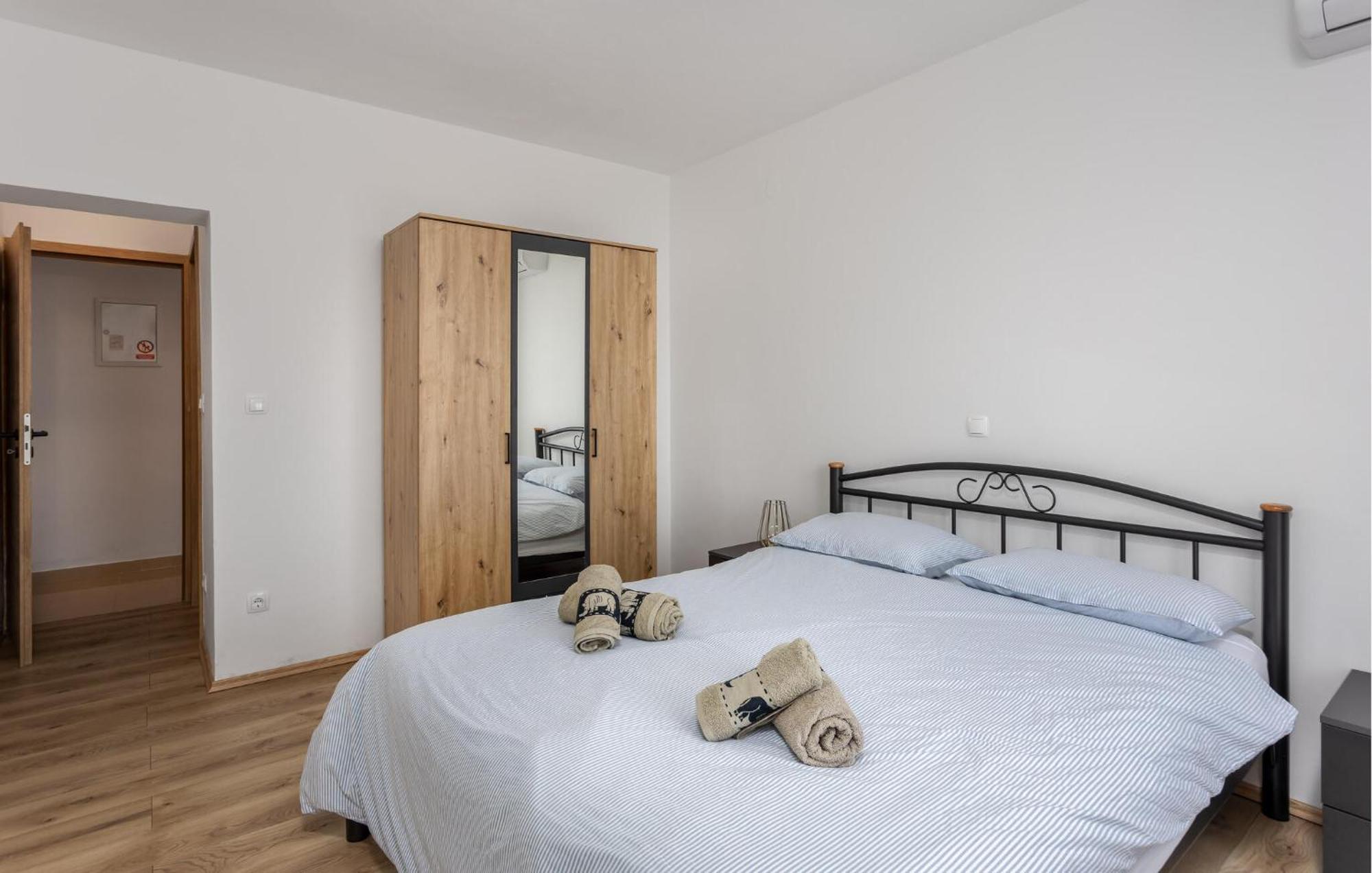 Gorgeous Apartment In Brsec With Kitchen Eksteriør bilde