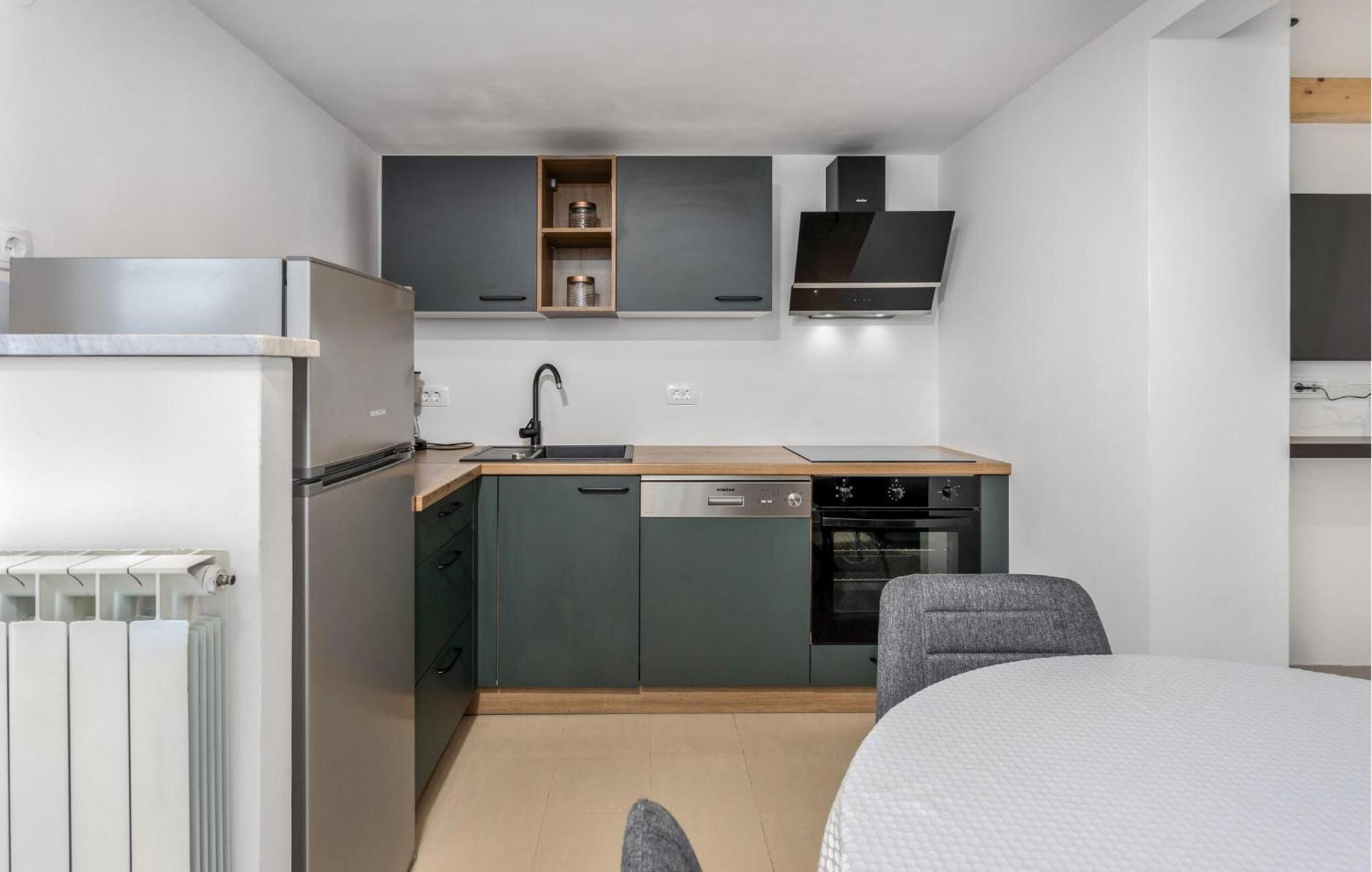 Gorgeous Apartment In Brsec With Kitchen Eksteriør bilde