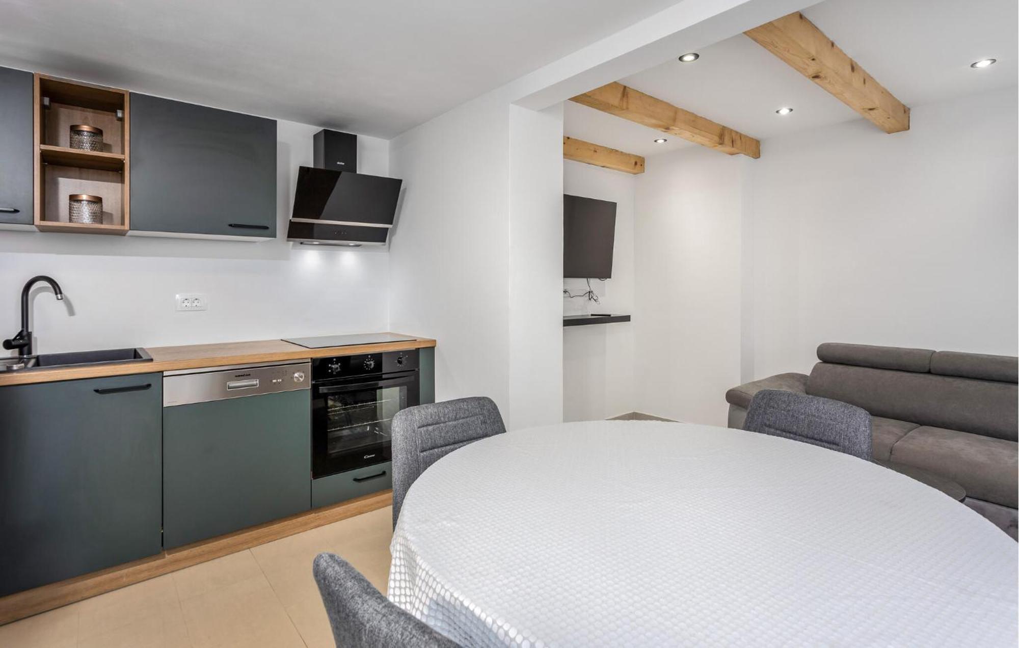 Gorgeous Apartment In Brsec With Kitchen Eksteriør bilde