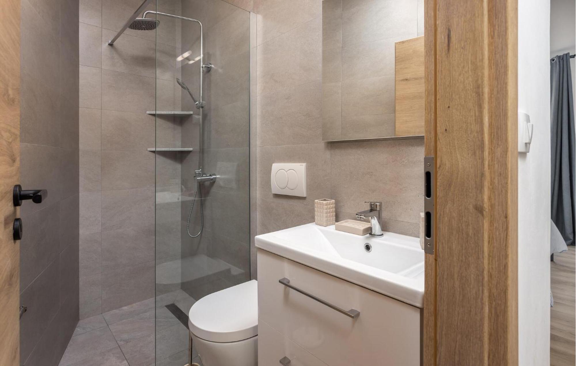 Gorgeous Apartment In Brsec With Kitchen Eksteriør bilde